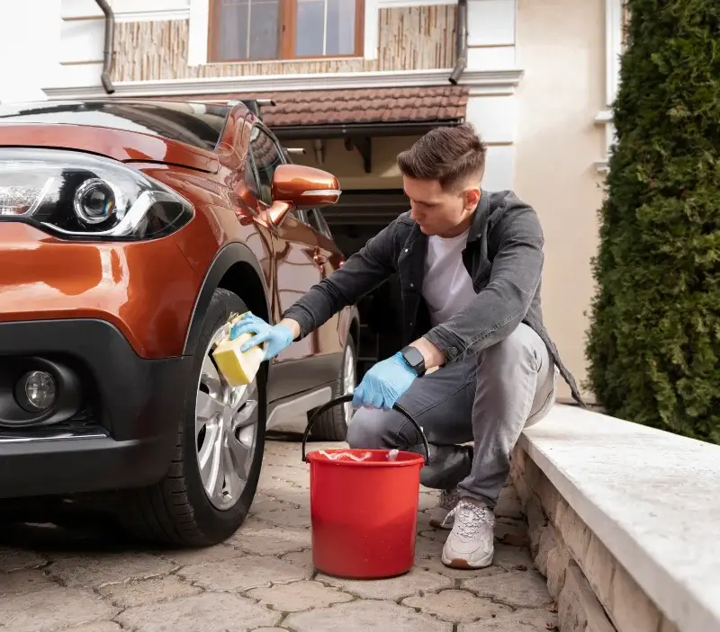 Lavage auto à domicile Bajamont : professionnel intervenant sur un véhicule